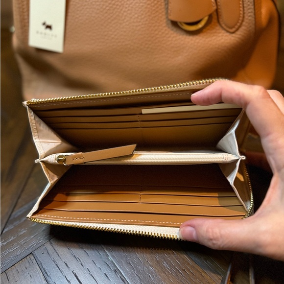 🔥 Fire Sale 🔥
RADLEY LONDON Medium Zip-Top Shoulder Bag w/Tag, Duster & Wallet - Picture 6 of 16